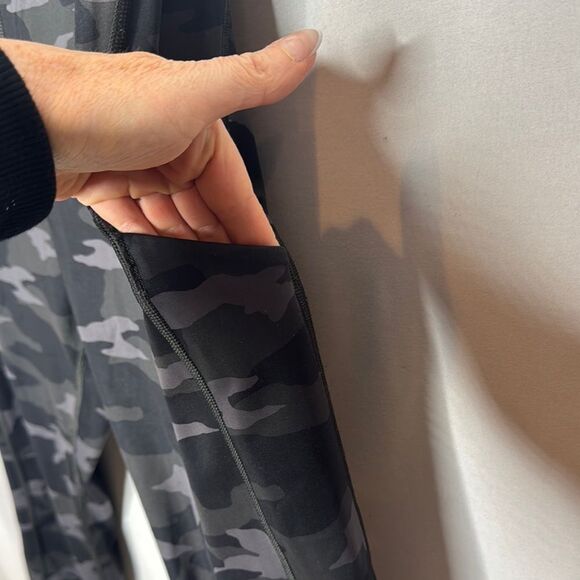 Athleta Ultimate 7/8 Tight Camouflage Side Pocket Leggings. Size XL. - Picture 3 of 6